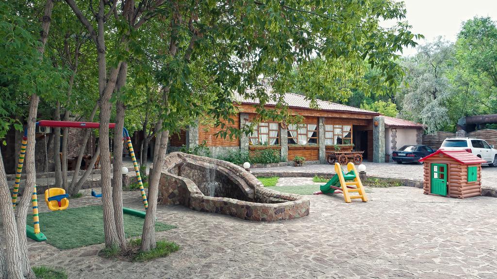 Hotel Edem Karagandy Buitenkant foto
