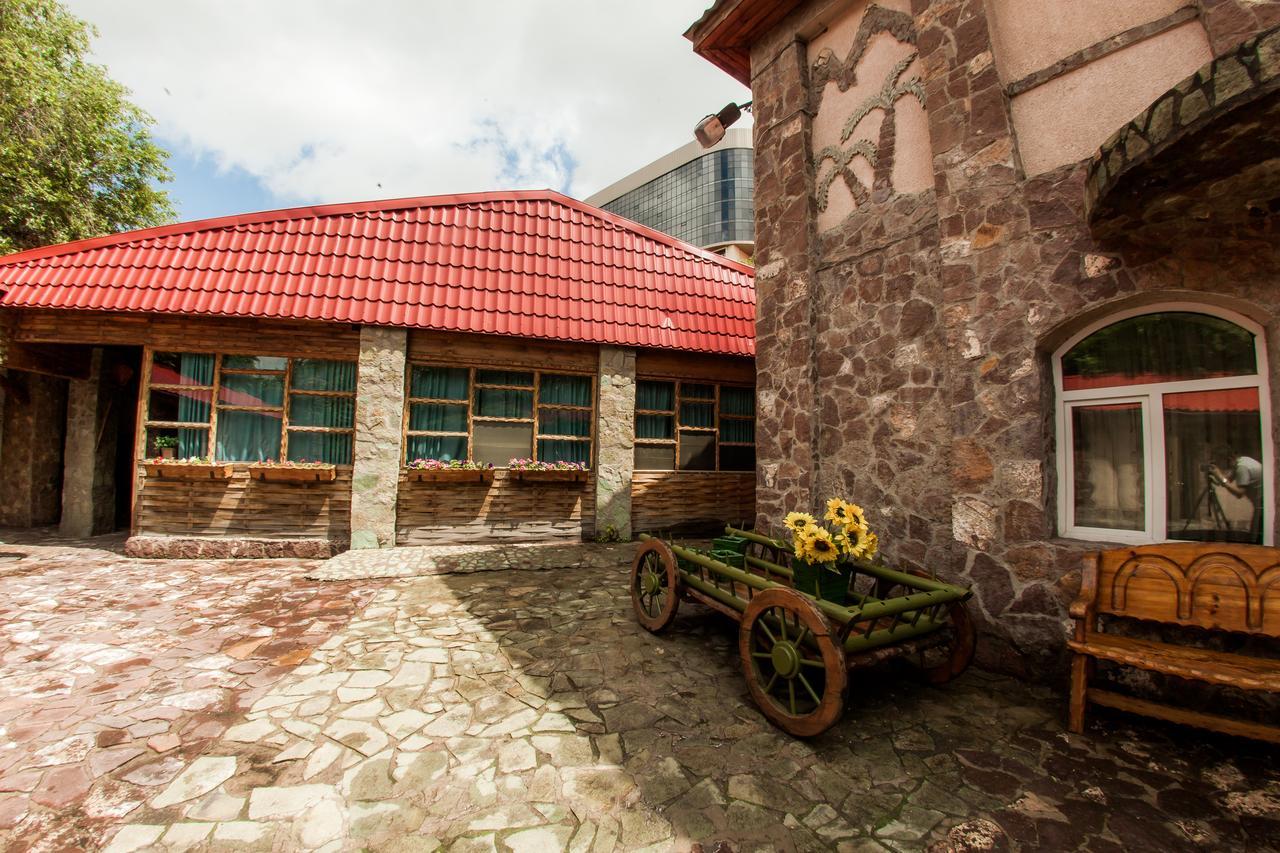 Hotel Edem Karagandy Buitenkant foto