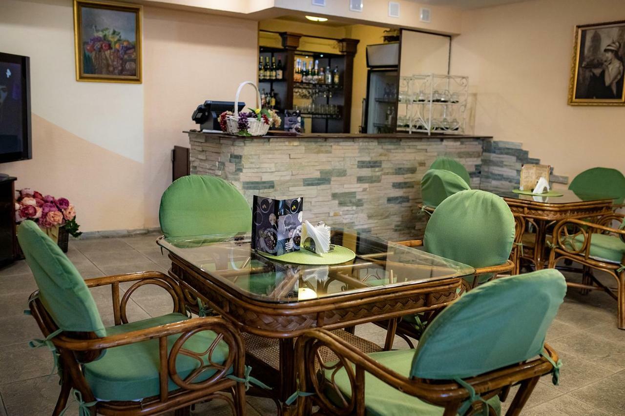Hotel Edem Karagandy Buitenkant foto